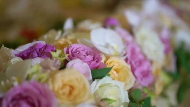 Blumen dekorierter Tisch — Stockvideo