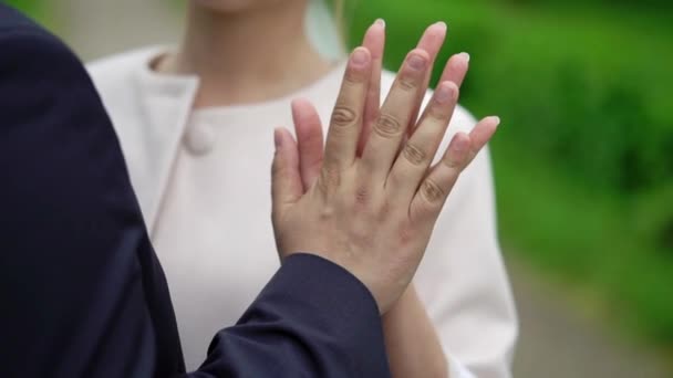 Szép pár menyasszony és a vőlegény kezében kéz — Stock videók