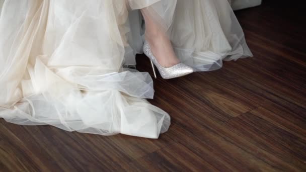 Noiva colocar em sapatos de casamento — Vídeo de Stock