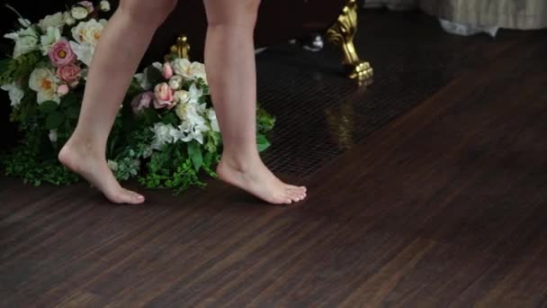 Невеста готовится надеть свадебное платье — стоковое видео