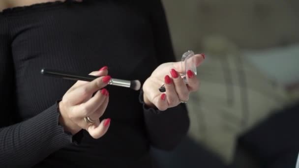 Mujer con cepillo de maquillaje — Vídeo de stock