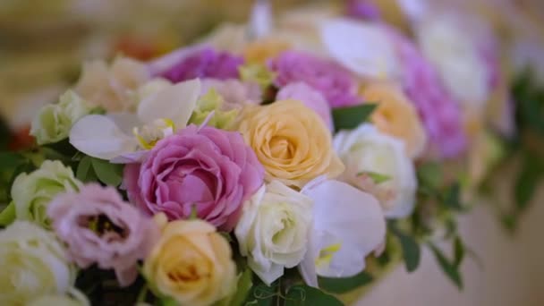 Mesa decorada flores — Vídeo de stock