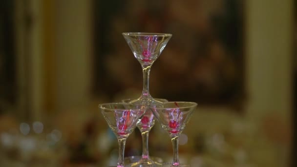 シャンパンのためのピラミッドやメガネの塔 — ストック動画