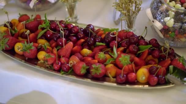 Fruit en bessen op een bord — Stockvideo