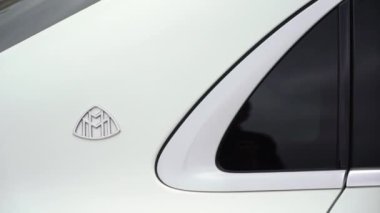 Saint-Petersburg, Rusya - 15 Haziran 2019: Lüks beyaz Mercedes S-class W222 otomobil