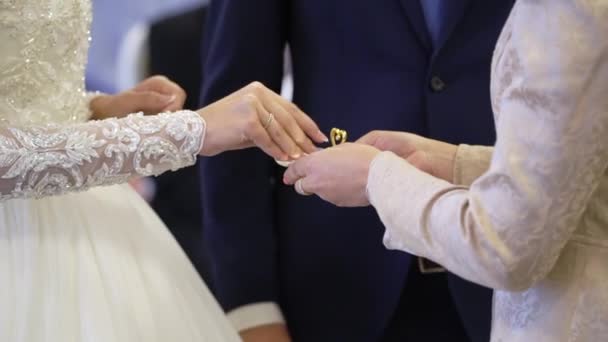 Svatební obřad, krásný pár snubní prstýnky — Stock video