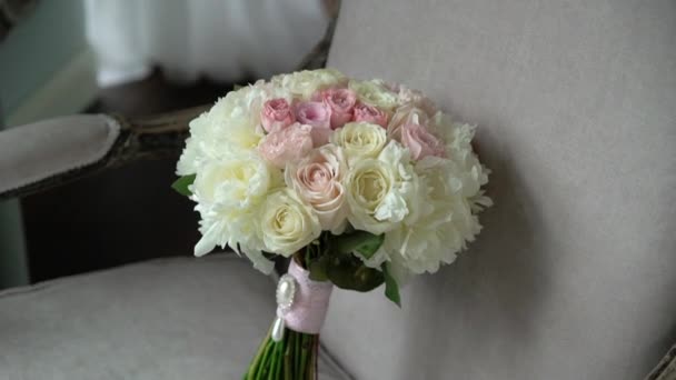 Ramo de boda nupcial con rosas rosadas y blancas — Vídeos de Stock