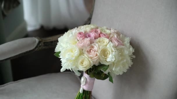 Bridal wedding bouquet with pink and white roses — Stock Video