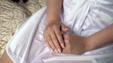 Kadın eli, beyaz bornozlu kız.