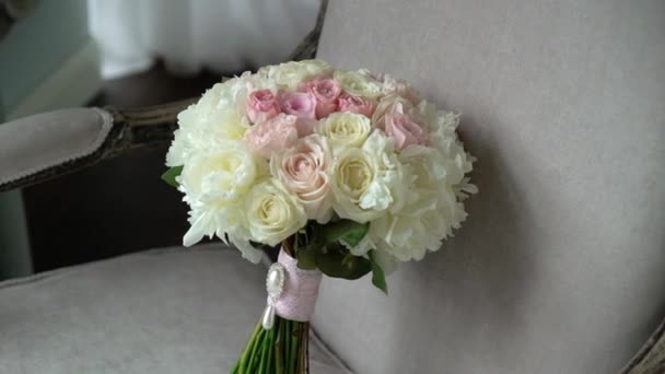 Bridal wedding bouquet with pink and white roses — Stock Video