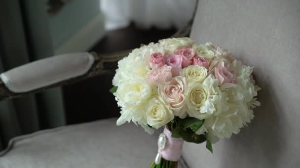 Bridal wedding bouquet with pink and white roses — Stock Video