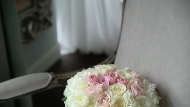 Menyasszonyi esküvői csokor, rózsaszín és fehér rózsákkal — Stock videók