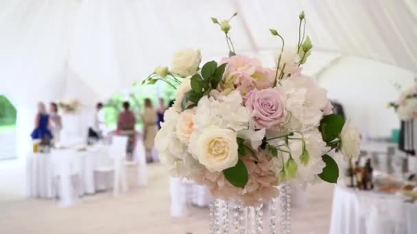 Table décorée de fleurs — Video