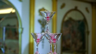 Piramit veya şampanya için gözlük kulesi