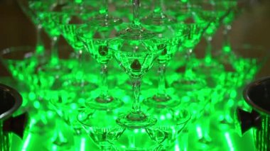 Piramit veya şampanya için gözlük kulesi