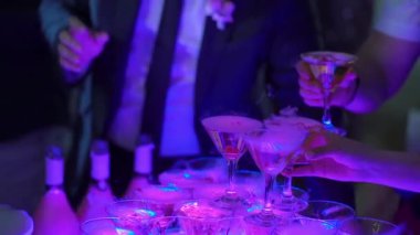 Piramit veya şampanya için gözlük kulesi