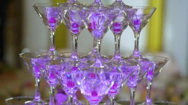 Piramit veya şampanya için gözlük kulesi