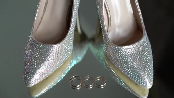 Menyasszonyi divat cipők és Jegygyűrűk — Stock videók