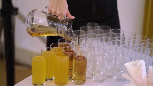 Waiter pouring juice — Stock Video