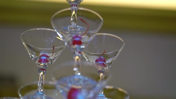 Piramide of glazen toren voor Champagne — Stockvideo