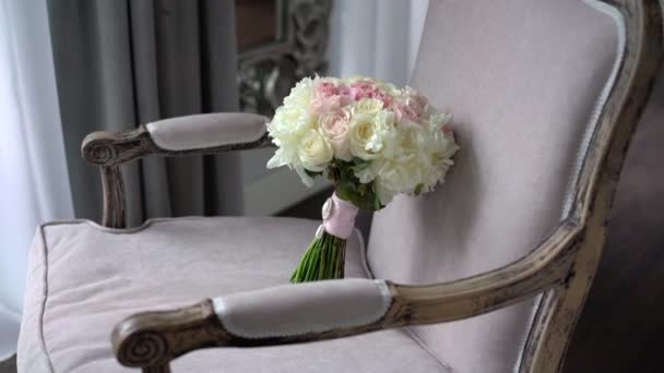 Ramo de boda nupcial con rosas rosadas y blancas — Vídeos de Stock