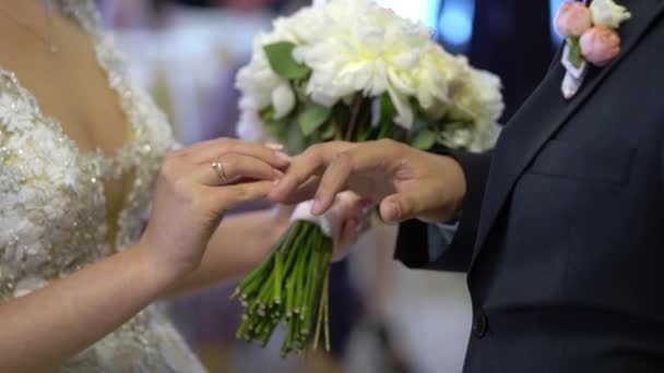Hochzeitszeremonie, schönes Paar tauscht Eheringe — Stockvideo