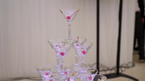 Pyramid or tower of glasses for champagne — Stock Video