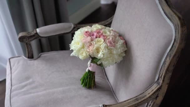 Morsiamen häät kukkakimppu vaaleanpunainen ja valkoinen ruusuja — kuvapankkivideo
