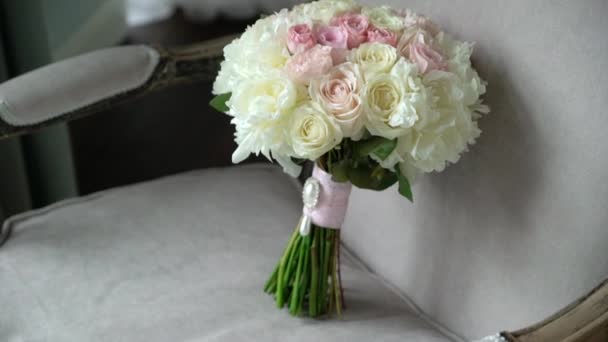 Bridal wedding bouquet with pink and white roses — Stock Video