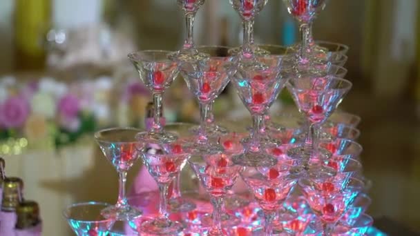 シャンパンのためのピラミッドやメガネの塔 — ストック動画