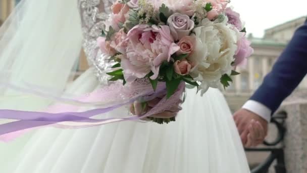Noiva e noivo andando, mulher com lentidão bouquet nupcial — Vídeo de Stock