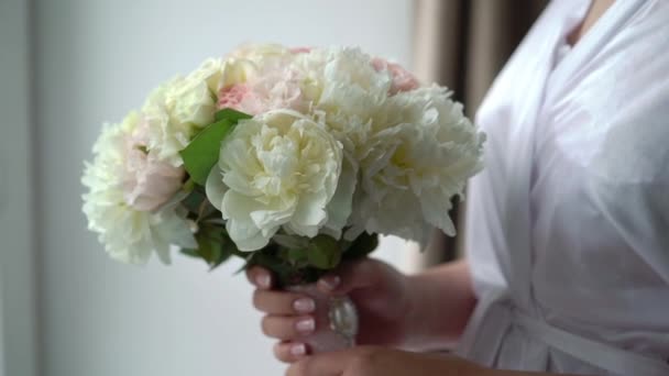 Giovane donna con bouquet — Video Stock