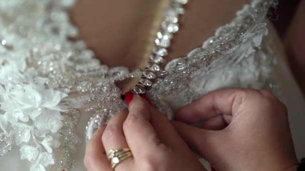Knäppning brud brudklänning — Stockvideo