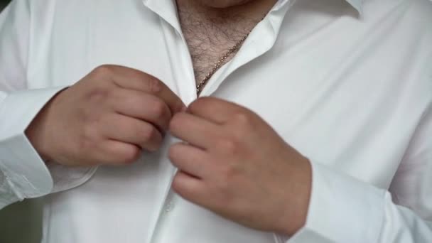 Man put on shirt — Stock Video