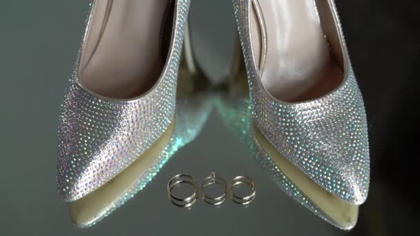 Sapatos de moda nupcial e anéis de casamento — Vídeo de Stock