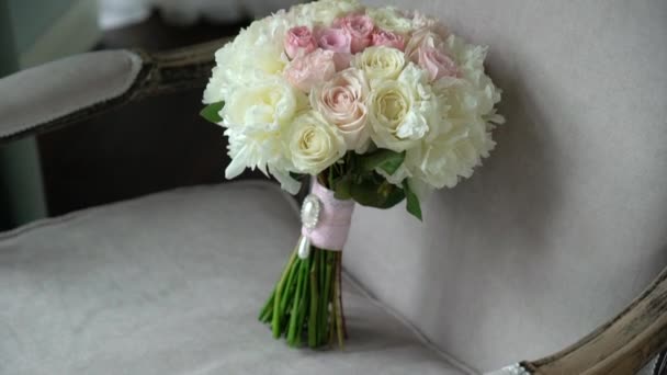 Bridal wedding bouquet with pink and white roses — Stock Video