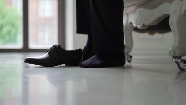 Człowiek umieścić na buty — Wideo stockowe