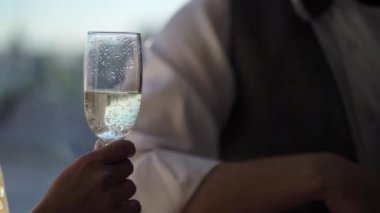 Genç çift şampanya ile gözlük clinking