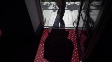 Çiçekli adam ya da damat geliyor