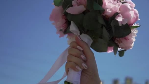 Ramo de novia con flores rosadas — Vídeos de Stock