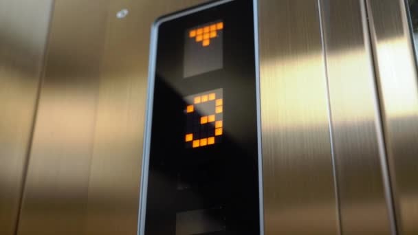 Hiss i en byggnad — Stockvideo