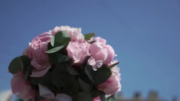Букет невесты с розовыми цветами — стоковое видео