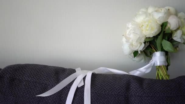 Bukiet kwiatów z białymi piwonami — Wideo stockowe