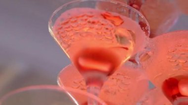 Piramit veya şampanya için gözlük kulesi