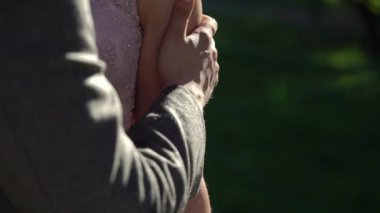 Gelin ve damat sarılıyor.