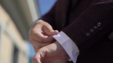 Ceket giyen takım elbiseli adam