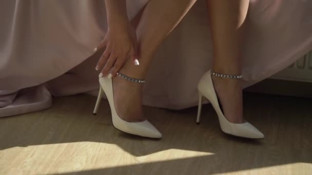 दुल्हन शादी के जूते पर रखा — स्टॉक वीडियो