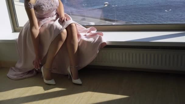Menyasszony tegye esküvői cipők — Stock videók