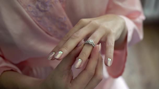 Ung kvinde sat på ring på hendes finger – Stock-video