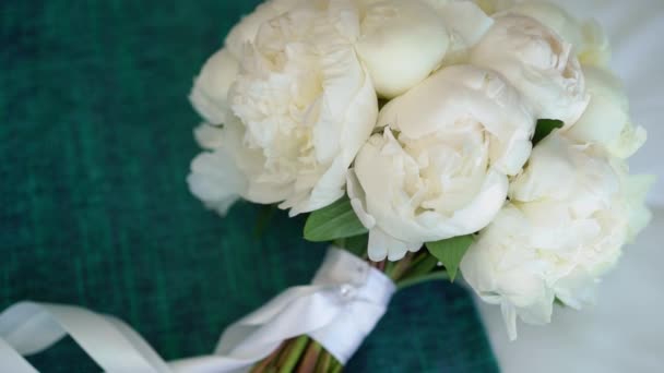 Bouquet bunga dengan peonies putih — Stok Video
